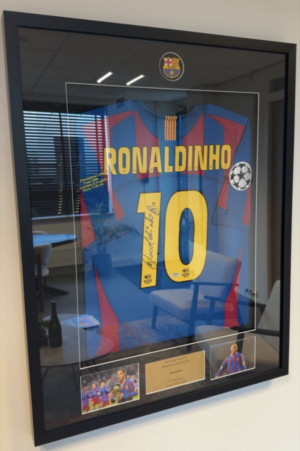 Gesigneerd shirt Ronaldinho - FC Barcelona - Seizoen 2005-06